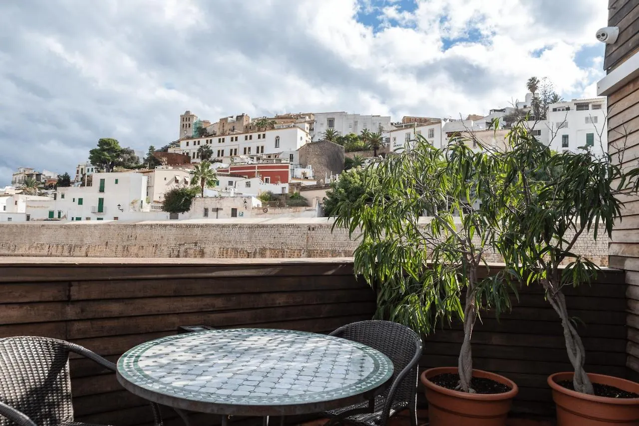 Konukevi Hostal Parque Ibiza